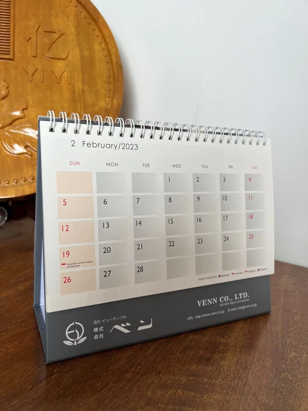 Calendario de escritorio de papel con barniz UV en color PMS Paper IIIustrator 128gsm