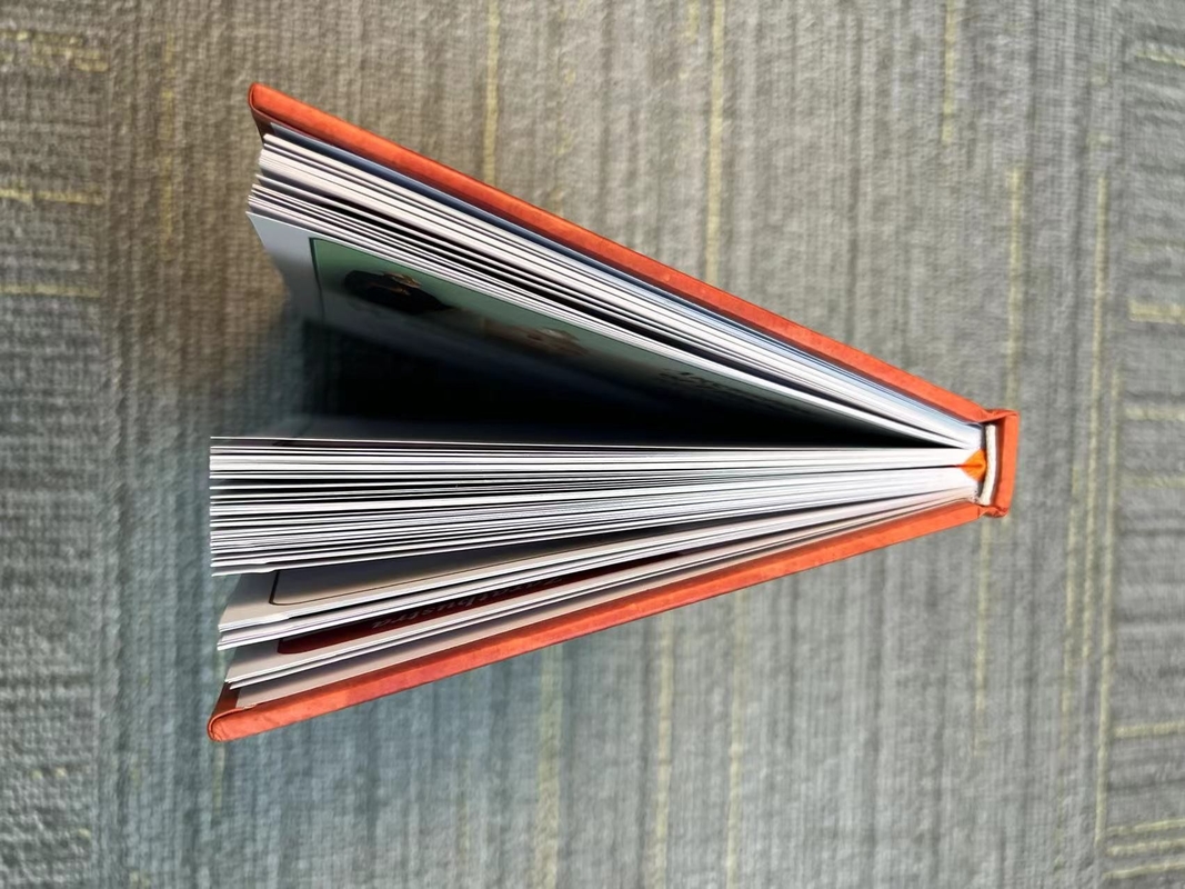 La cartulina cubrió el libro de colorear de encargo de papel que imprimía el diseño clásico CMYK