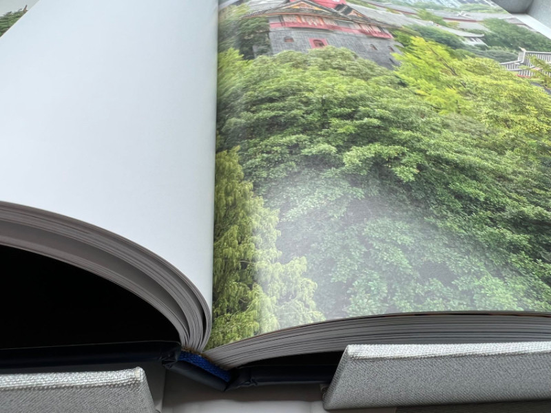 Libro duro de la foto de portada de CMYK que imprime la silla de montar que cose los 21cm a todo color ULTRAVIOLETA